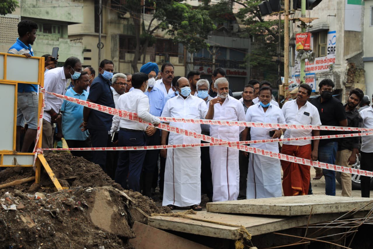 புதிதாக கட்டப்பட்டு வரும் நீர் சேகரிக்கும் தொட்டியின் பணிகளை  அமைச்சர் எ.வ. வேலு நேரில் பார்வையிட்டு ஆய்வு செய்தார்