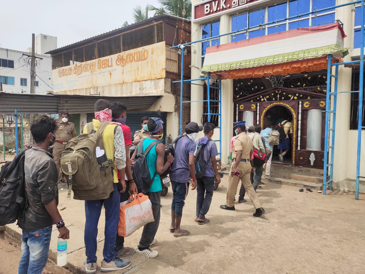 தப்பிச்செல்ல முயன்ற வெளிமாநில தொழிலாளர்களை மீட்ட சென்னை மாநகராட்சி!