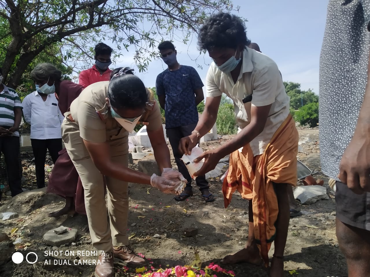 ಅಂತ್ಯ ಸಂಸ್ಕಾರ ನೆರವೇರಿಸಿದ ಇನ್ಸ್‌ಪೆಕ್ಟರ್!