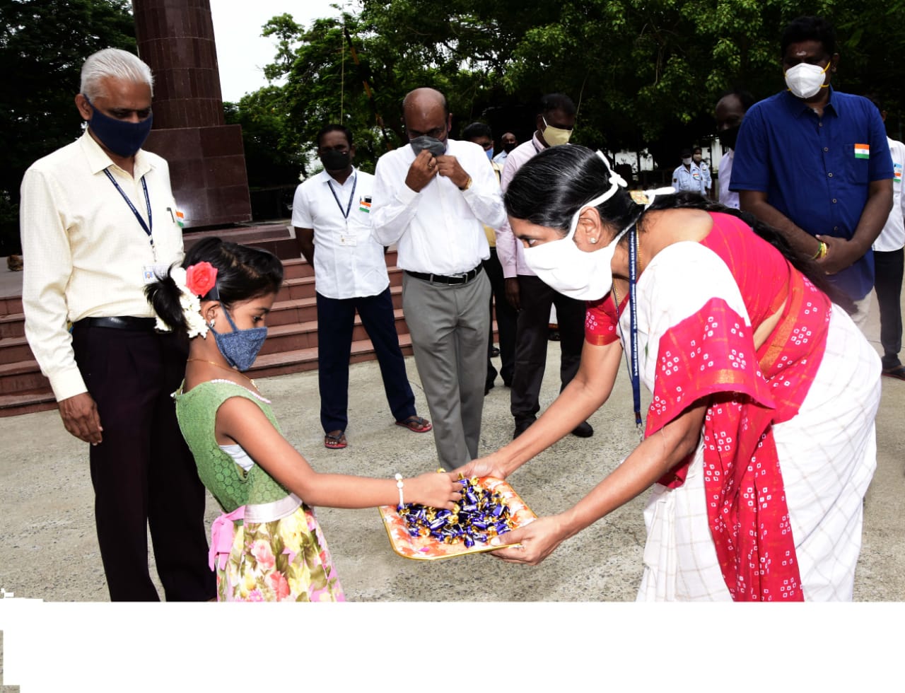 இனிப்புகளை வழங்கிய மிழ்நாடு டாக்டர் எம்ஜிஆர் மருத்துவப் பல்கலைக்கழக துணைவேந்தர் மரு . சுதா சேஷய்யன்