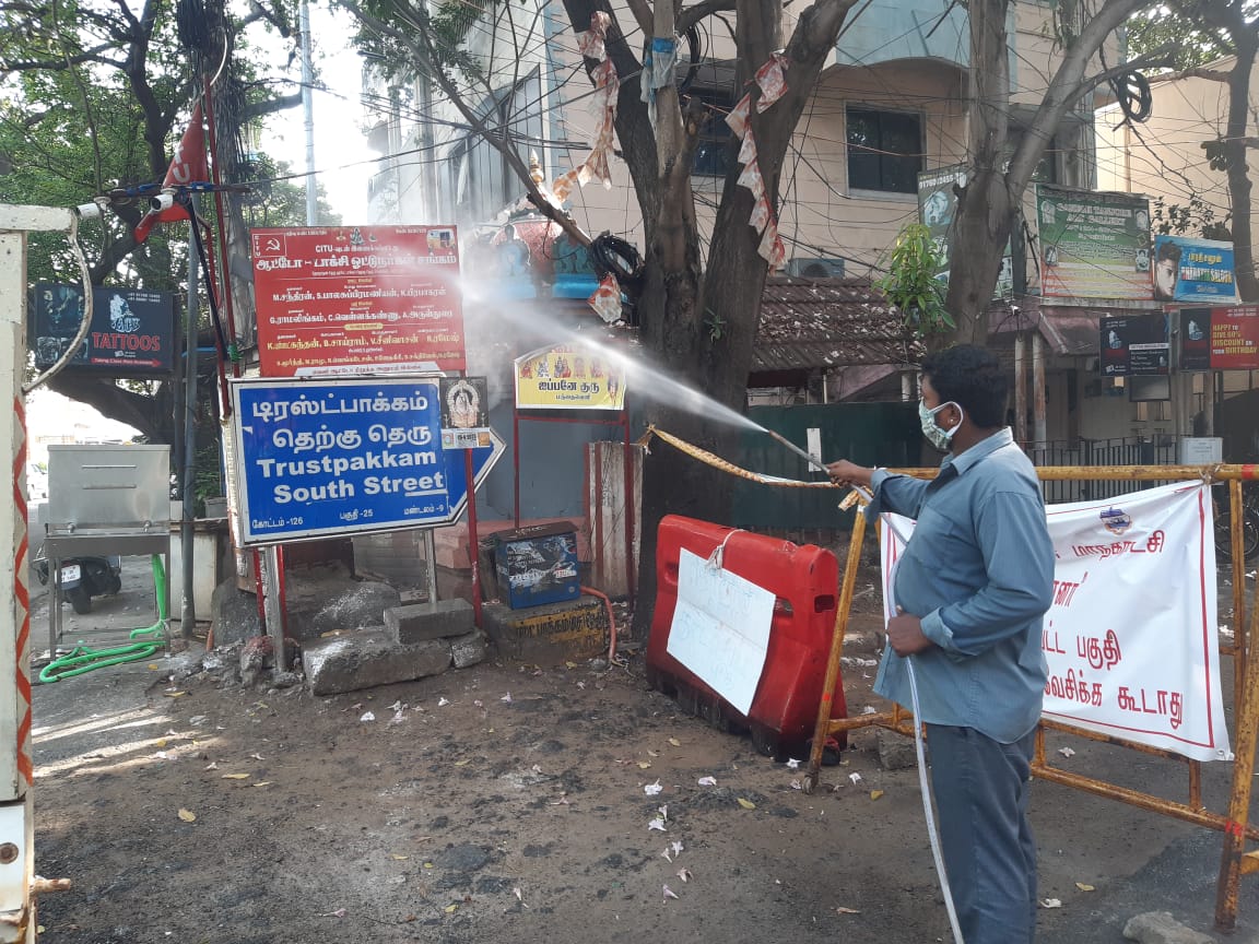 தனிமைப்படுத்தப்பட்டத் தெருக்களுக்கு ஒரு நாளுக்கு இரண்டு முறை கிருமி நாசினி தெளிக்கப்பட்டு வருகிறது