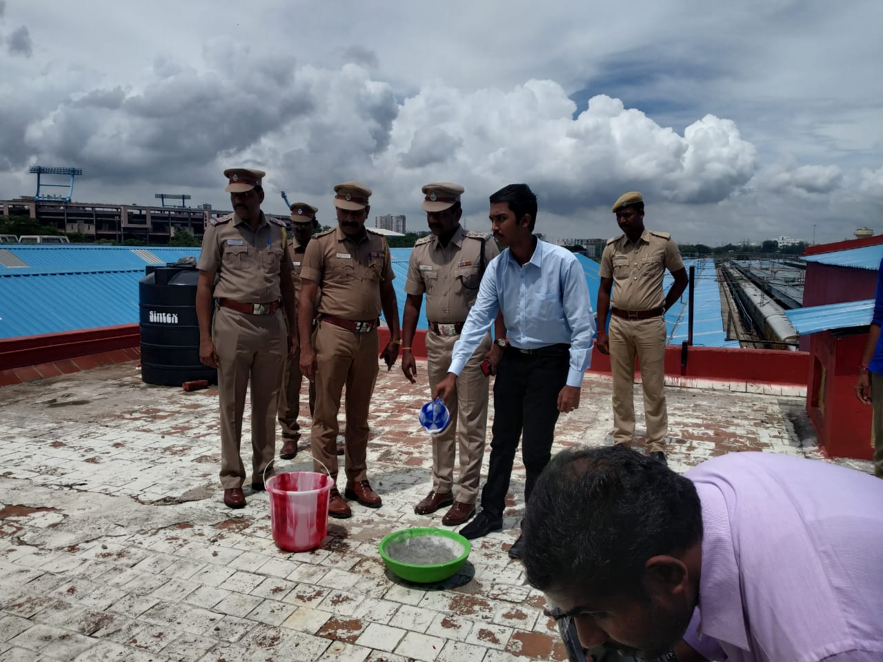 தண்ணீர் வைக்கும் காவல்துறையினர்