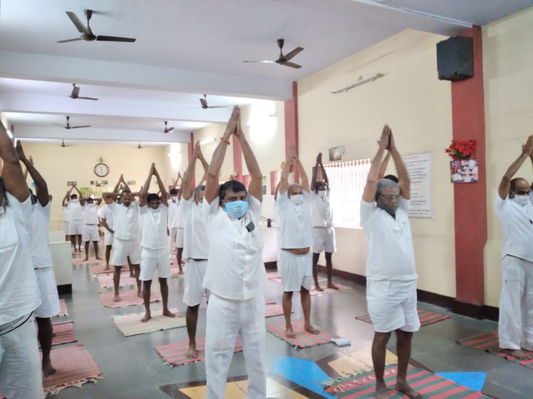 chennai-isha-foundation-conducted-yoga-for-prison-inmates and officials