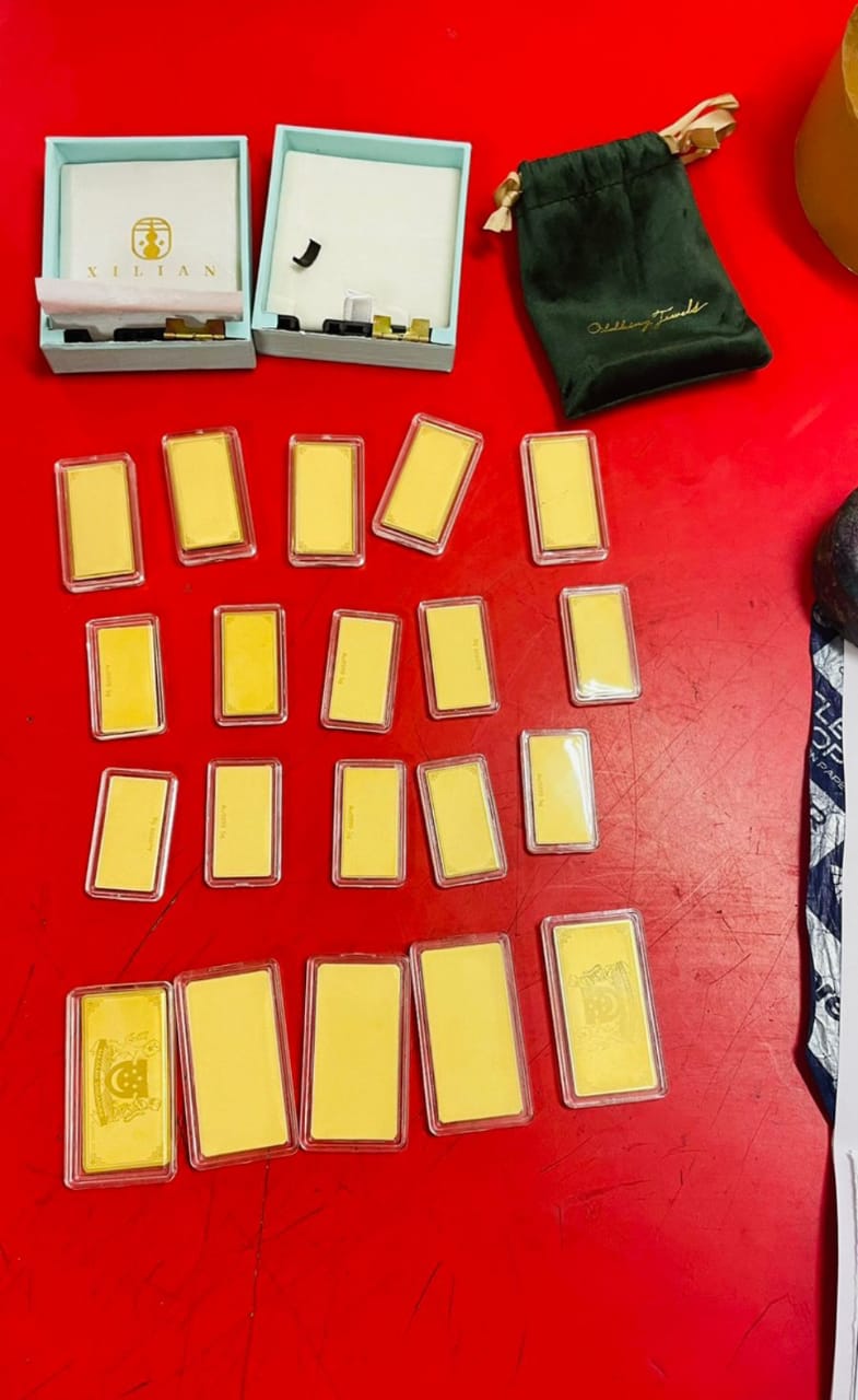 Chennai airport  gold seized in chennai airport  indigo airlines  flight passenger arrested  airport customs seized gold  தங்கம் சென்னை விமானநிலையத்தில் பறிமுதல்  சென்னை விமானநிலையம்  ஃபாரின் போஸ்ட் ஆபீஸ்  சுங்கத்துறை அலுவலர்கள்  சென்னை சர்வதேச விமான நிலைம்