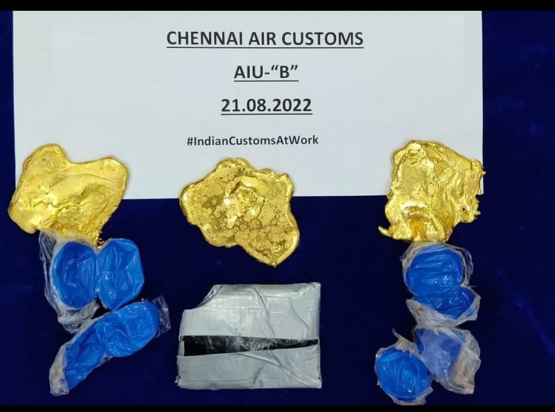 Chennai airport  gold seized in chennai airport  indigo airlines  flight passenger arrested  airport customs seized gold  தங்கம் சென்னை விமானநிலையத்தில் பறிமுதல்  சென்னை விமானநிலையம்  ஃபாரின் போஸ்ட் ஆபீஸ்  சுங்கத்துறை அலுவலர்கள்  சென்னை சர்வதேச விமான நிலைம்