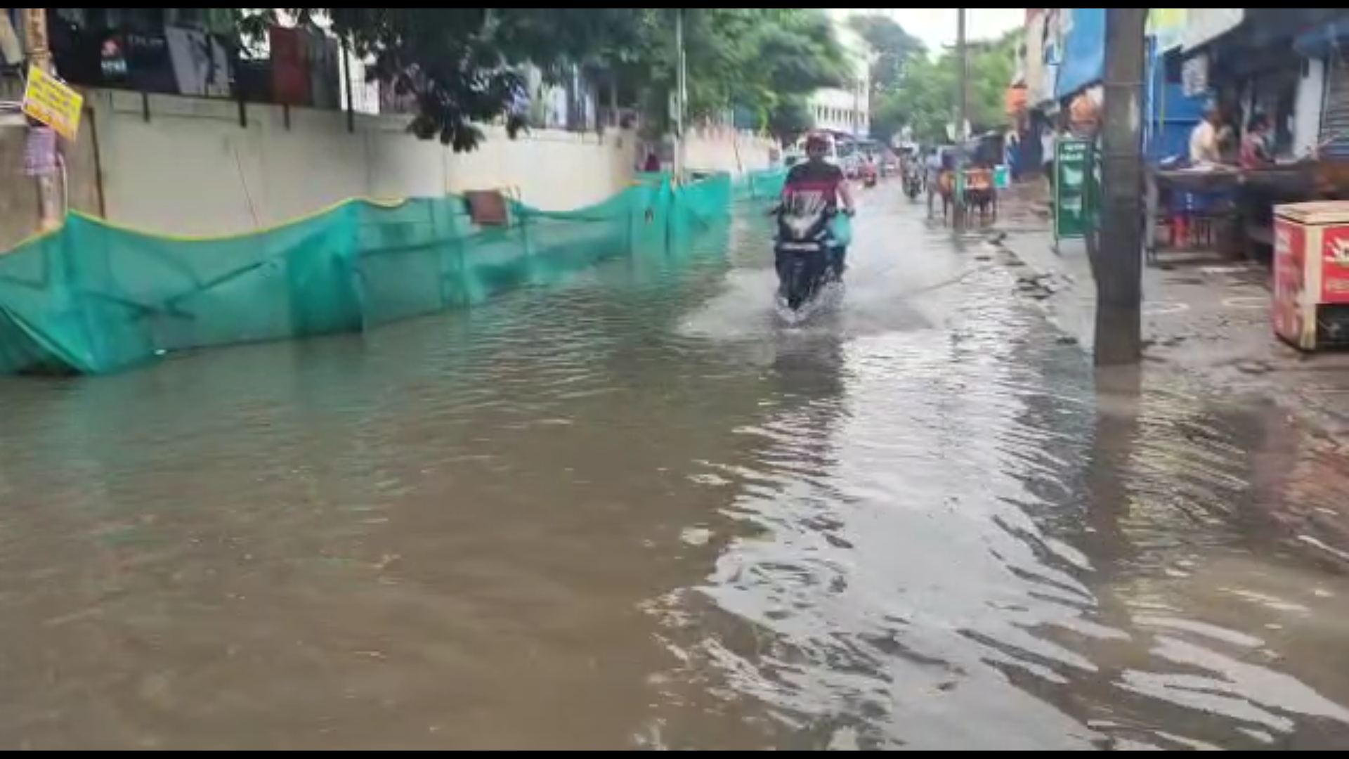 மழை நீரில் தத்தளிக்கும் வேளச்சேரி