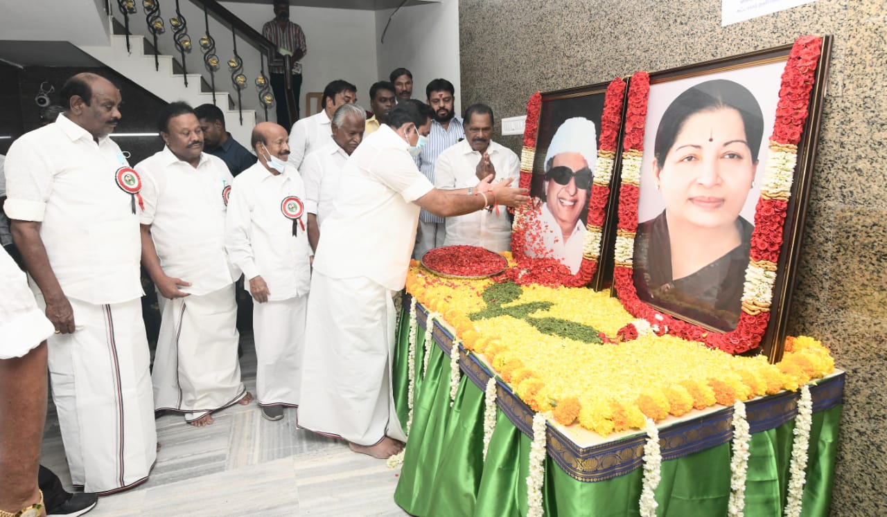 EPS honoring MGR Jayalalithaa film at AIADMK executive committee