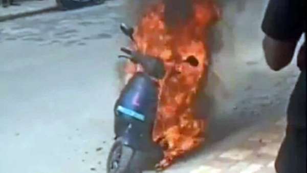 e-bike blast  e bike fire  solution for e-bike blast  reason for e-bike blast  reason and solution for e-bike blast  e bike fire accident  திடீரென தீ பிடித்து எரியும் இ-பைக்குகள்  இ-பைக்குகள்  தீ பிடித்து எரியும் இ-பைக்குகள் காரணம்  இ-பைக்குகள் தீ பிடிக்காமல் இருப்பதற்கான தீர்வுகள்