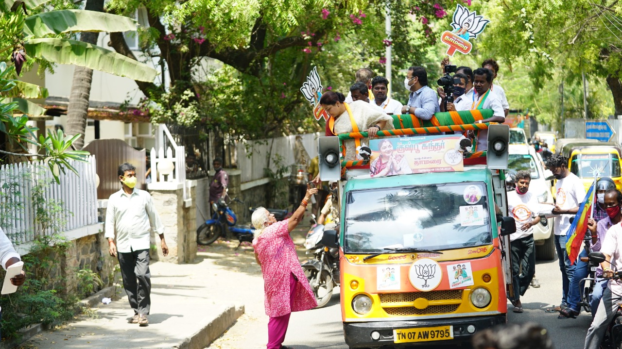 தீவிர பரப்புரையில் குஷ்பு