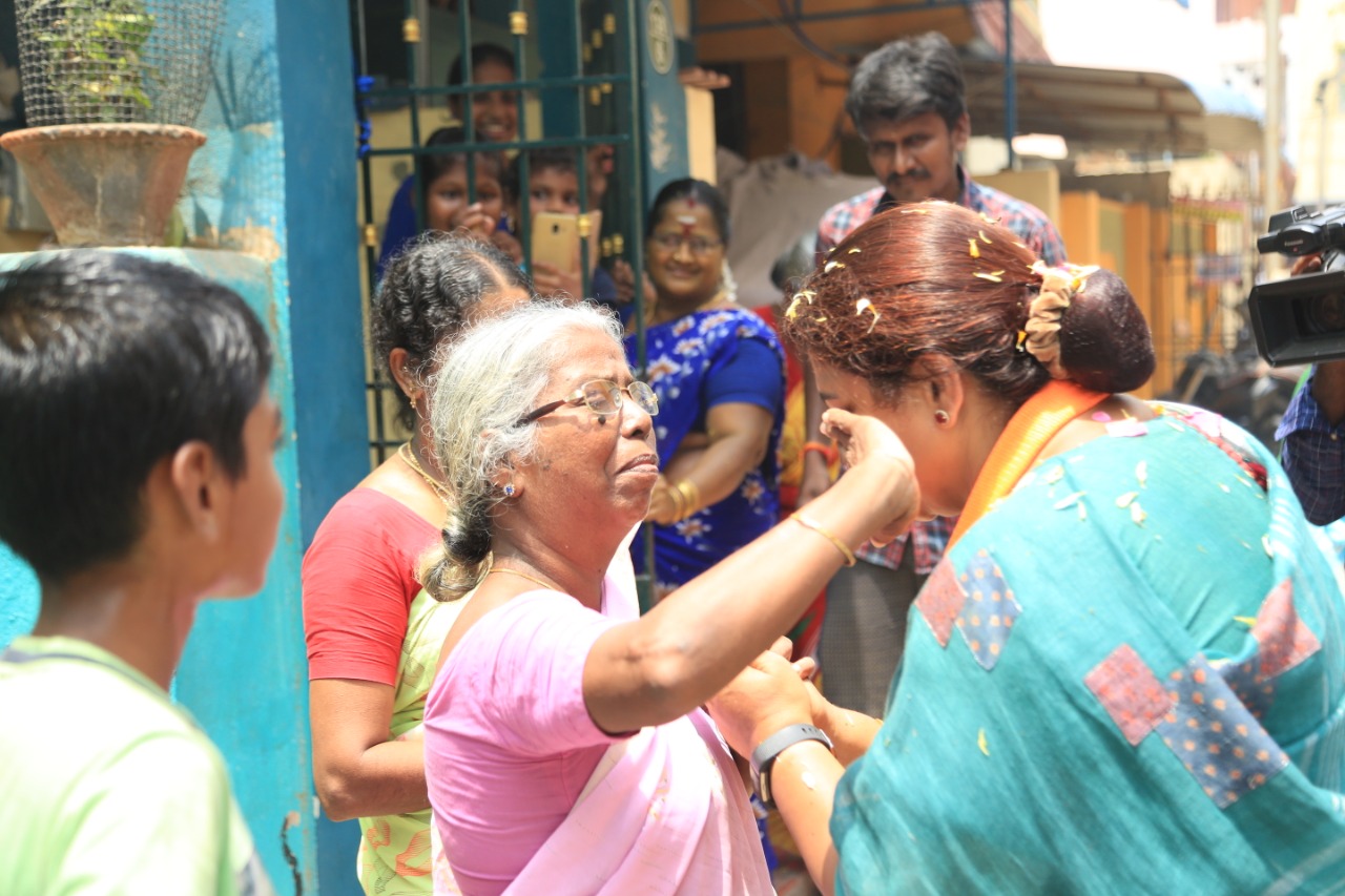 குஷ்பு தீவிர வாக்கு சேகரிப்பு