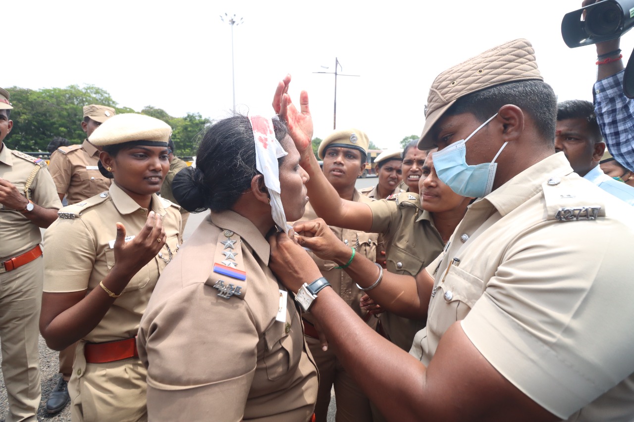 போராட்டத்தின் போது கல்வீசி தாக்கப்பட்ட காவல்துறை அலுவலர்