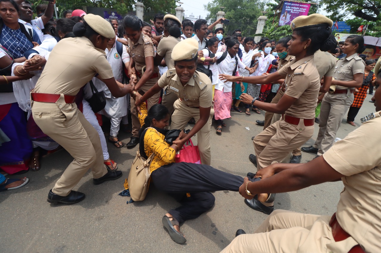 போராட்டத்தில் ஈடுபட்டவர்களை வலுக்கட்டாயமாக கைது செய்த காவல்துறையினர்