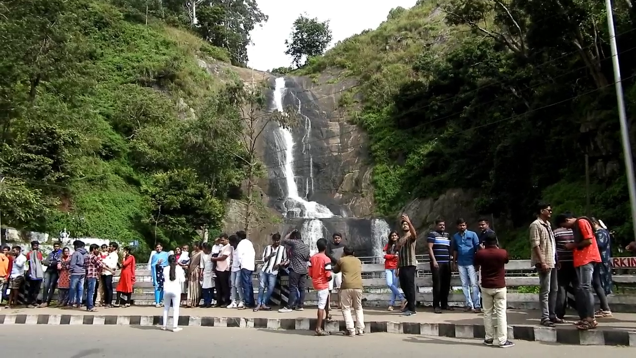 கொடைக்கானலில் குவியும் சுற்றுலாப் பயணிகள்