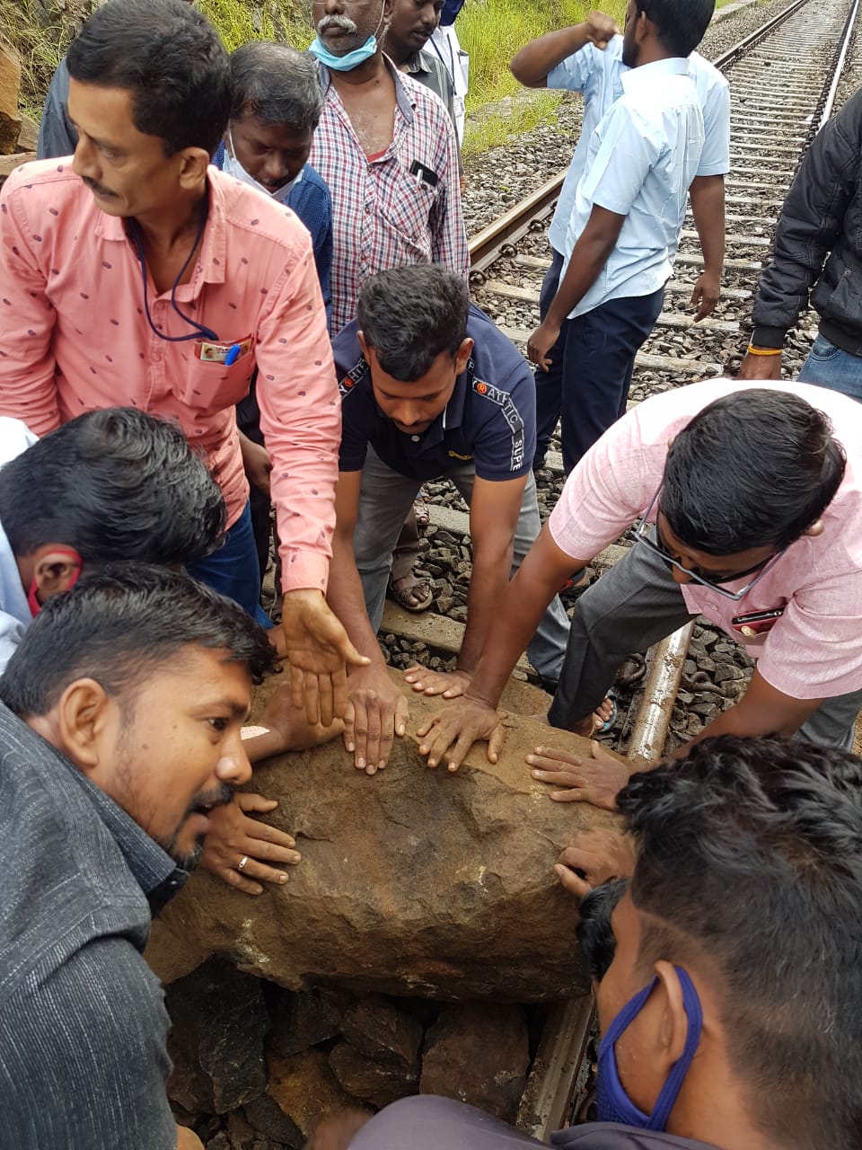 passengers removed  Rolled boulders in dindigul