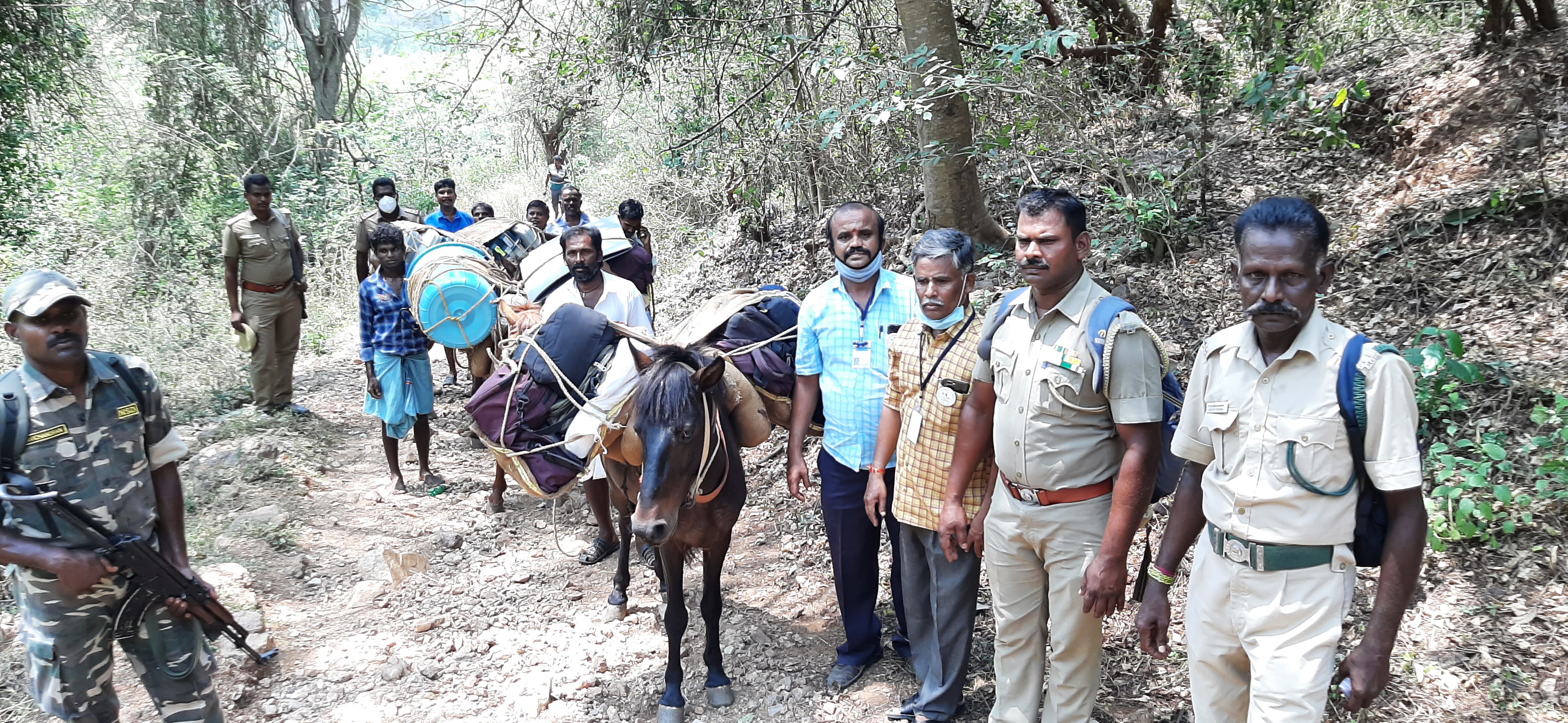 மலைக்கிராமங்களுக்கு செல்லும் வாக்கு பெட்டிகள்