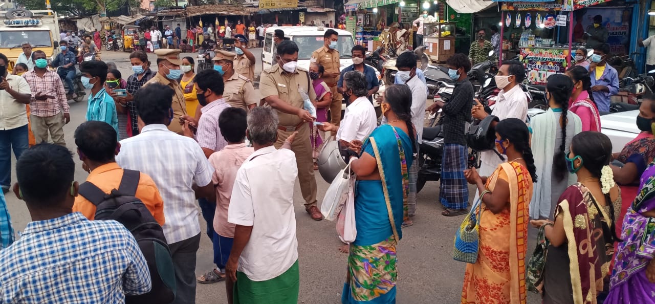 இலவசமாக முகக்கவசங்கள் வழங்கி விழிப்புணர்வு