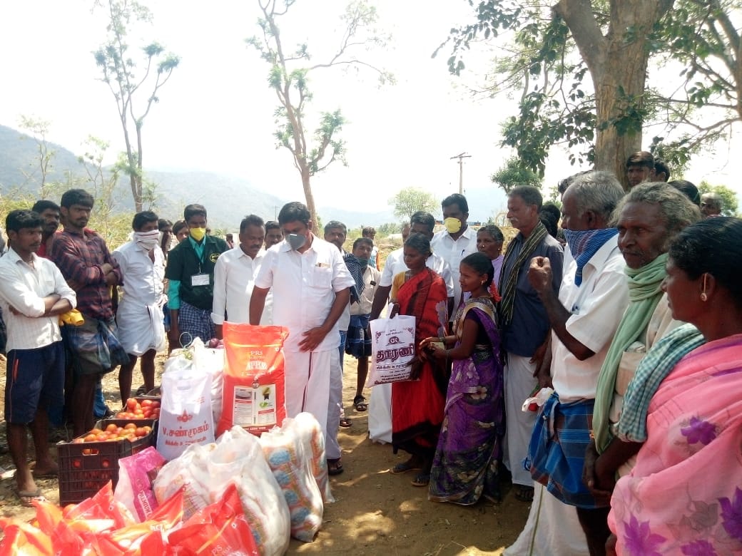 பொதுமக்களுக்கு நிவாரணப் பொருட்களை வழங்கிய பென்னாகரம் எம் எல் ஏ இன்பசேகரன்