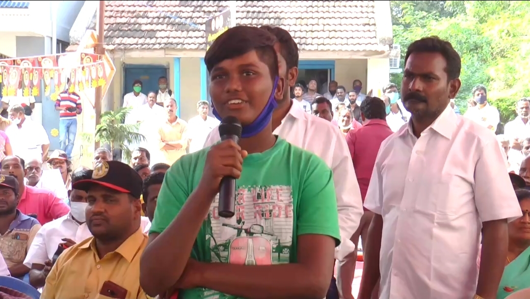 dharmapuri dmk mp senthil kumar given new cell phone to schoool student in a meeting