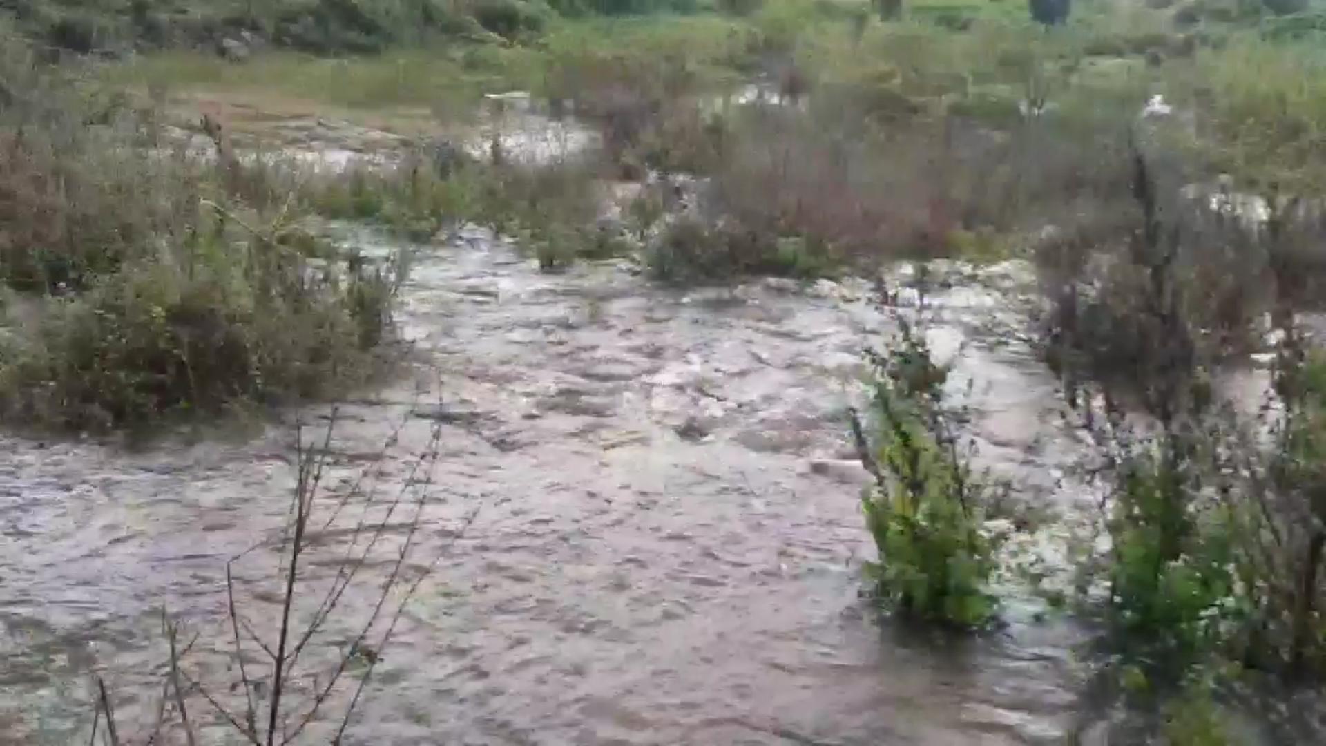 வீணாக ஆற்றில் கலக்கும் மழைநீரை