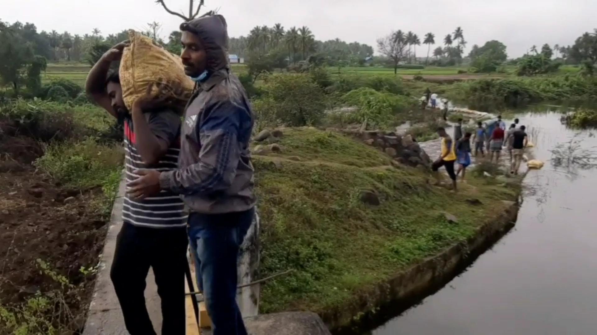 மழைநீரை ஏரிக்கு கொண்டு வந்த தன்னார்வலர்கள்