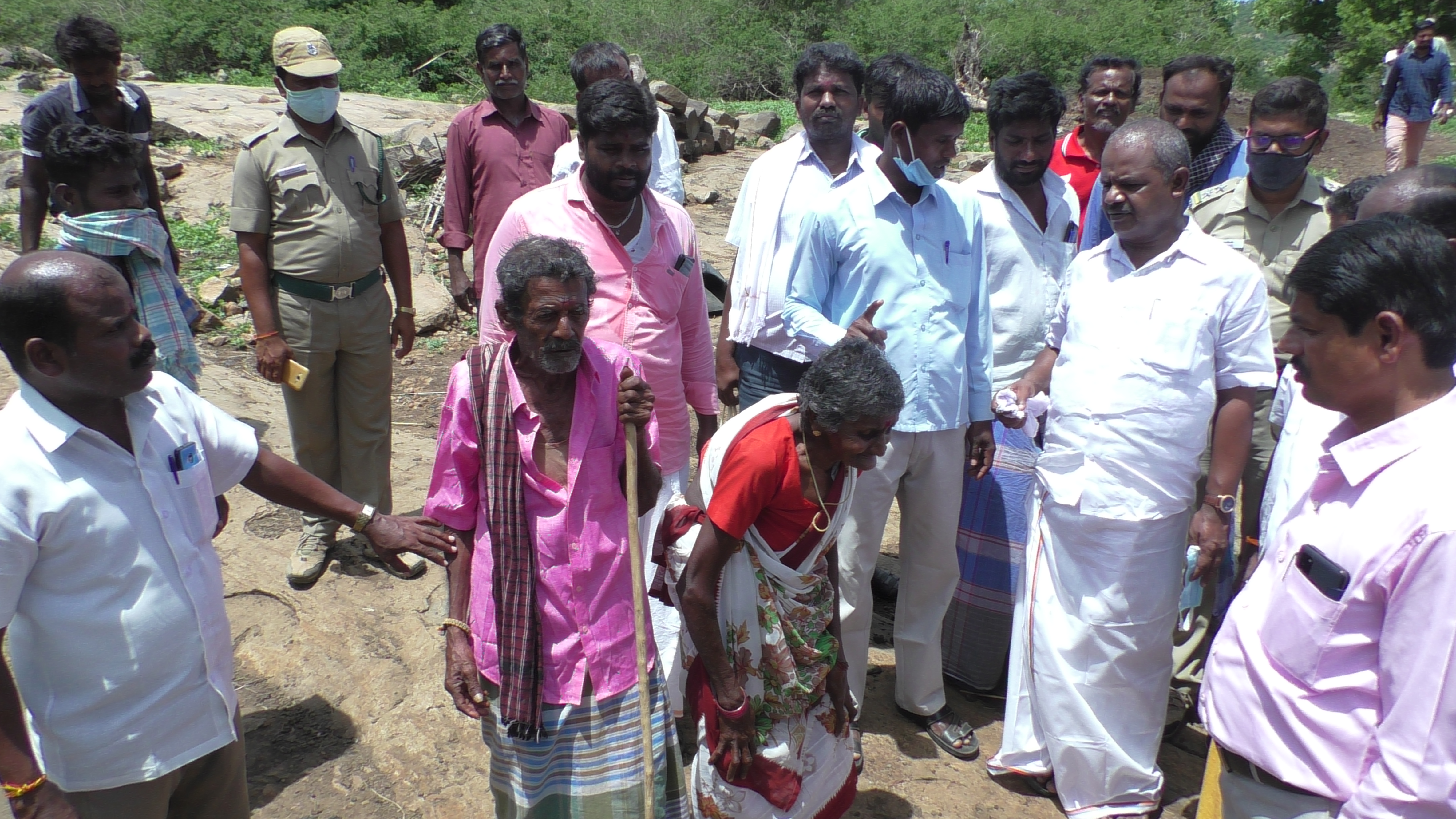 பத்து கிலோமீட்டர் நடந்து சென்று மக்களை சந்தித்த எம்எல்ஏ