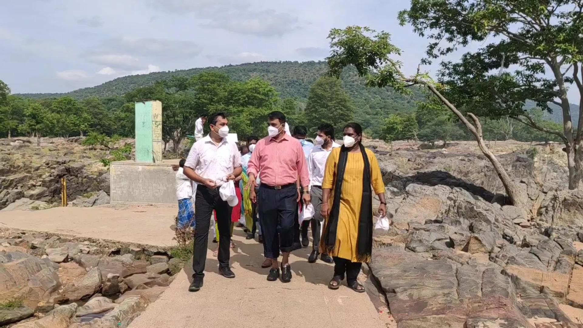 tourist secretary visit Hogenakkal spot  Hogenakkal tourist spot  tourist spot  dharmapuri Hogenakkal tourist spot  tourist secretary  dharmapuri news  dharmapuri latest news  தர்மபுரி செய்திகள்  ஒகேனக்கல் சுற்றுலா தளத்தை சுற்றுலாத் துறை செயலாளர் ஆய்வு  ஒகேனக்கல் சுற்றுலா தளம்  சுற்றுலாத் துறை செயலாளர்