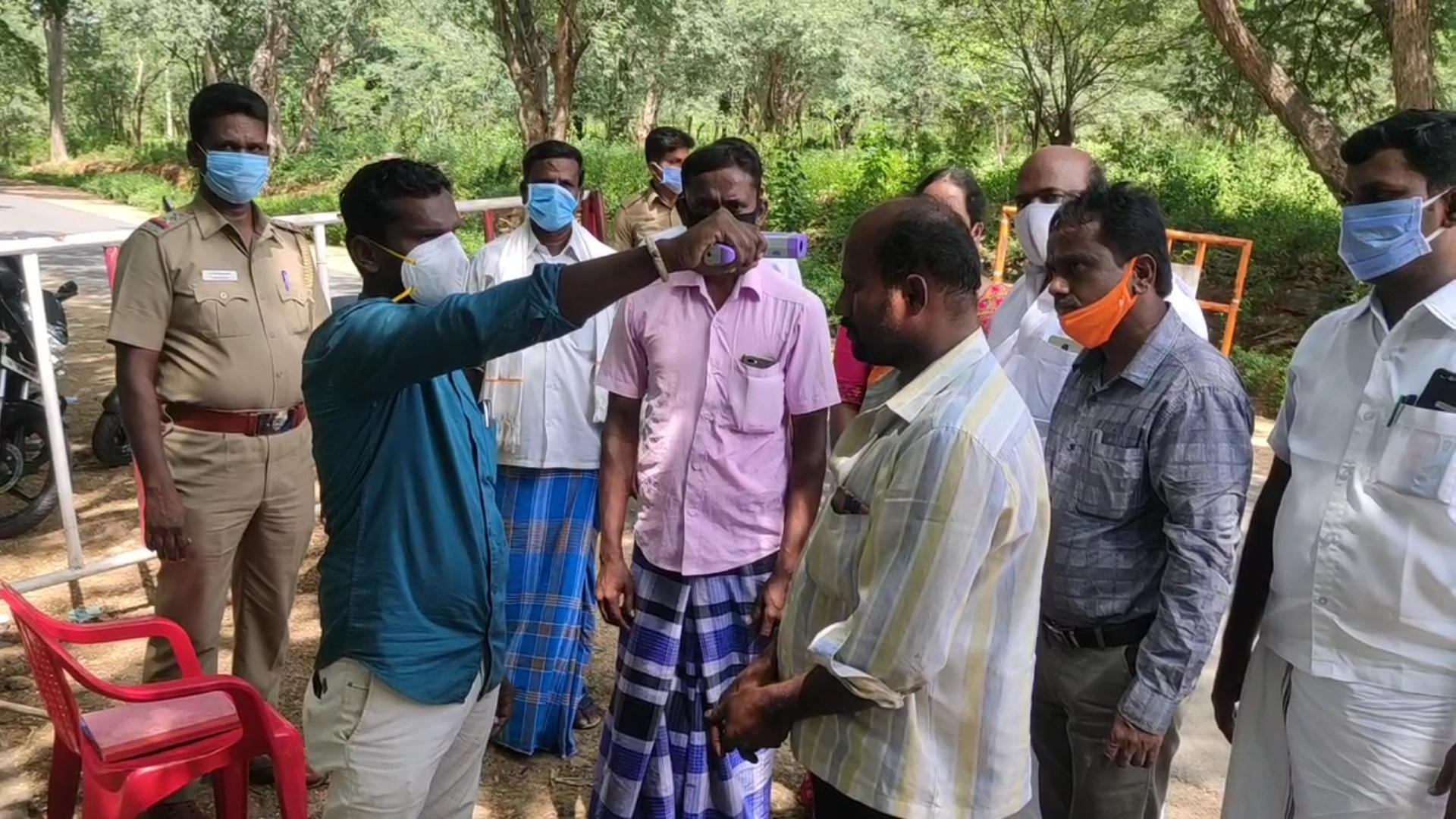 few people gathered in hogenakkal falls