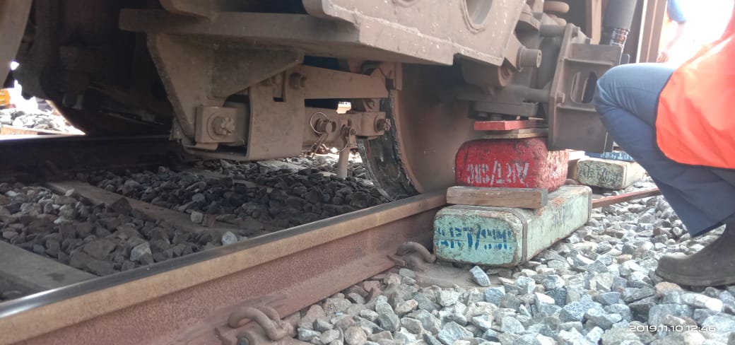 dharmapuri train derailed