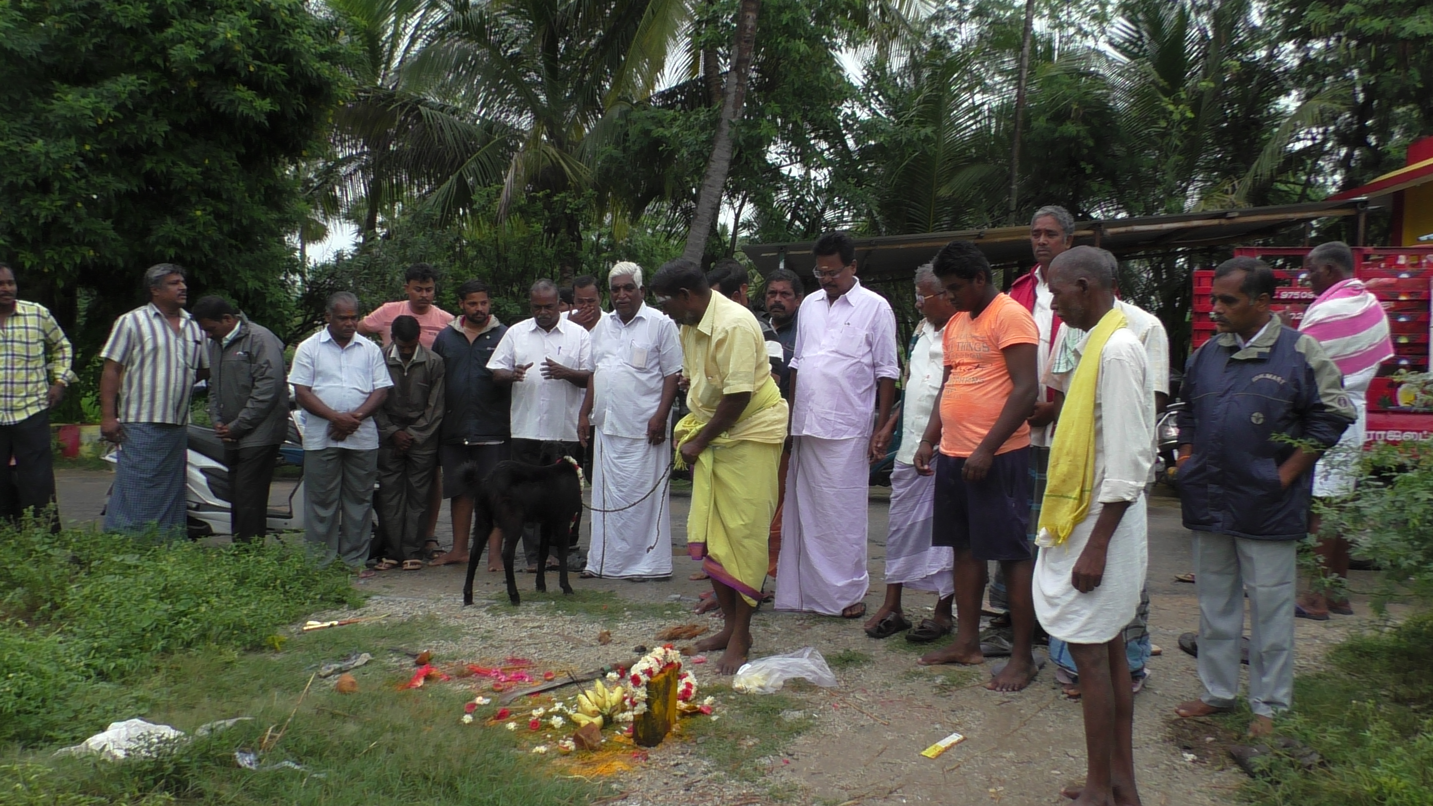 பூஜை நடத்தும் கிராம மக்கள்