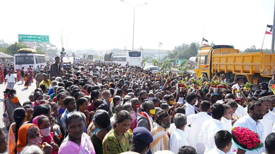 சாலையில் குவிந்திருக்கும் அமமுக தொண்டர்கள்