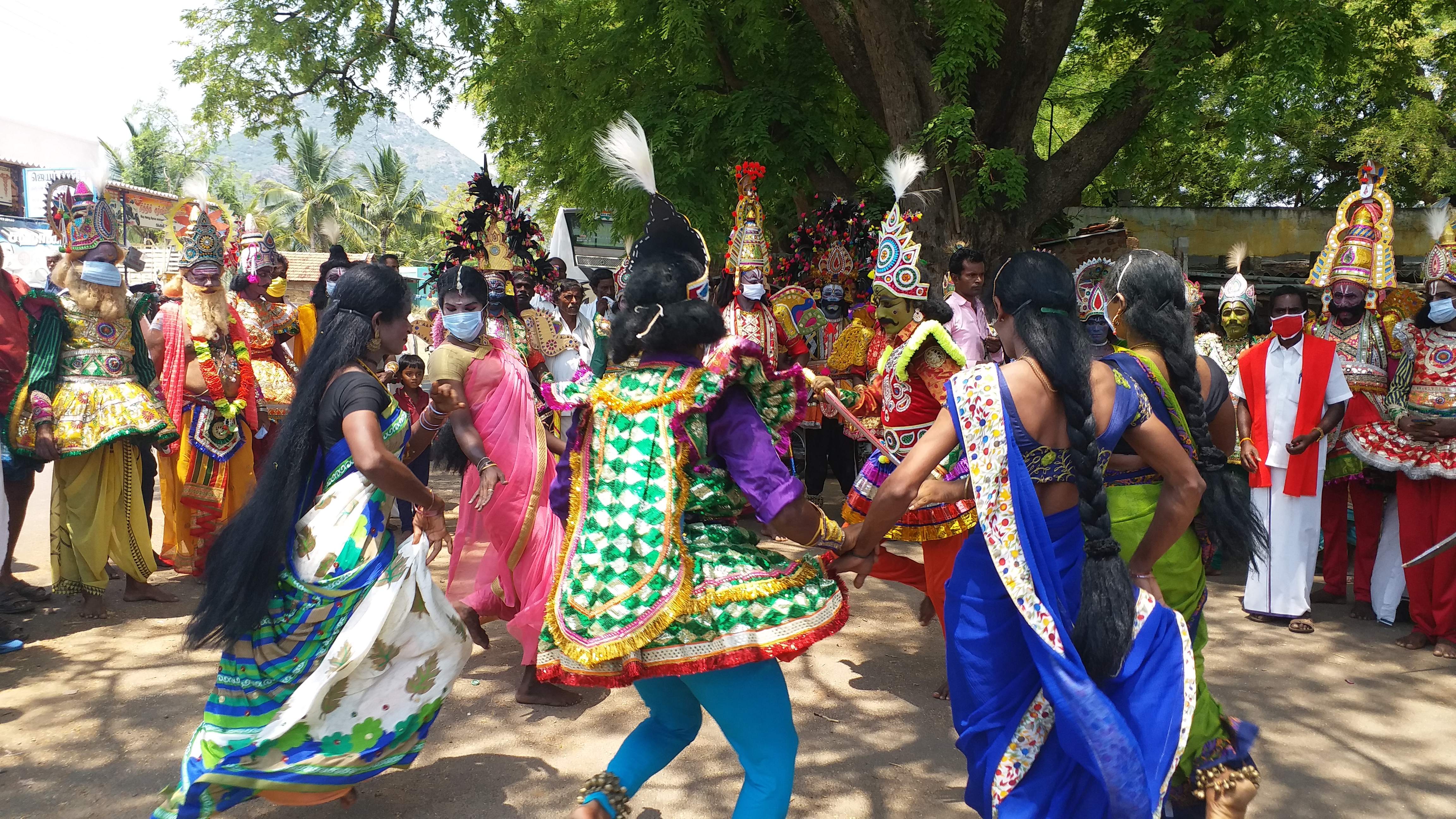 கையில் பணமில்லாமல் தவிக்கும் அரிதார ராஜாக்கள்