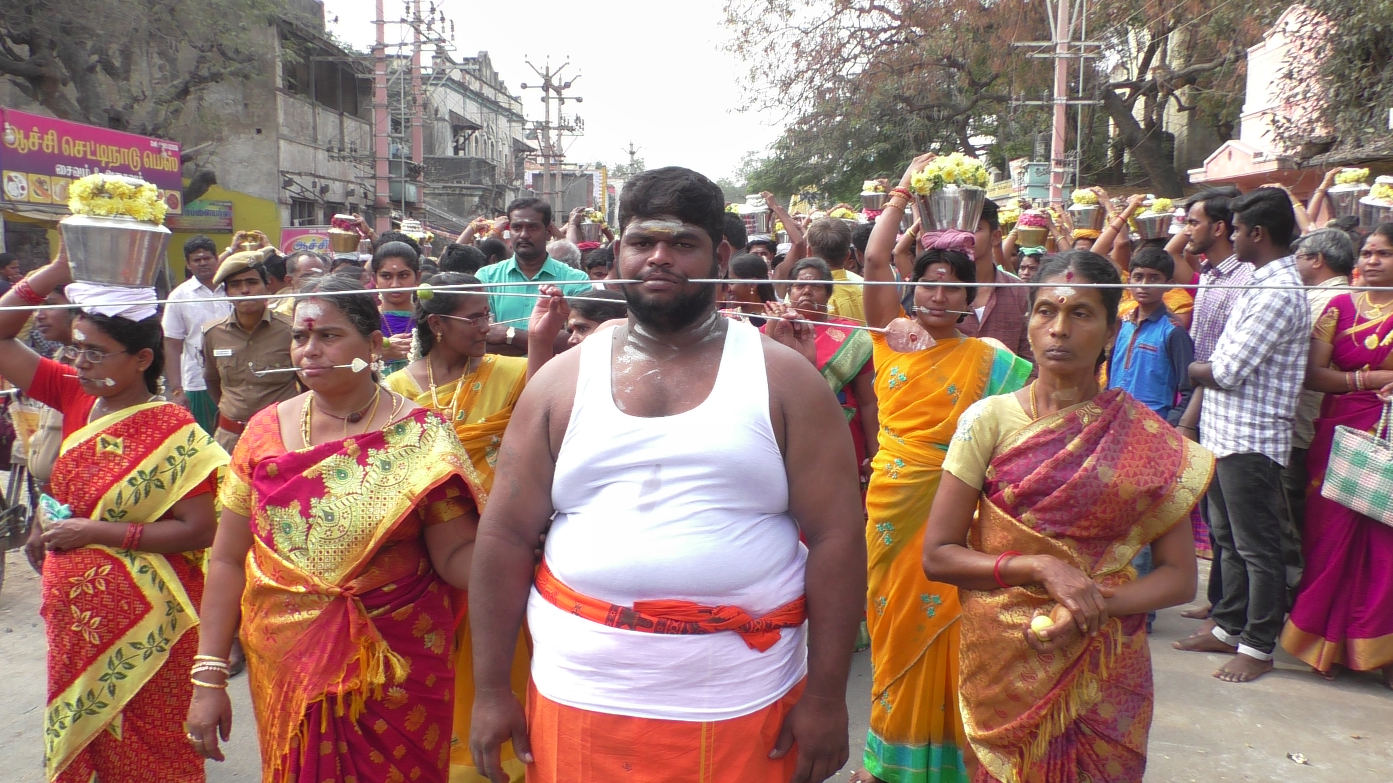 சிவசுப்பிரமணியசுவாமி திருக்கோயிலில் தைப்பூச திருவிழாவில் பக்தா்கள் அலகு குத்தி காவடி எடுத்து சிறப்பு வழிபாடு செய்தனர்