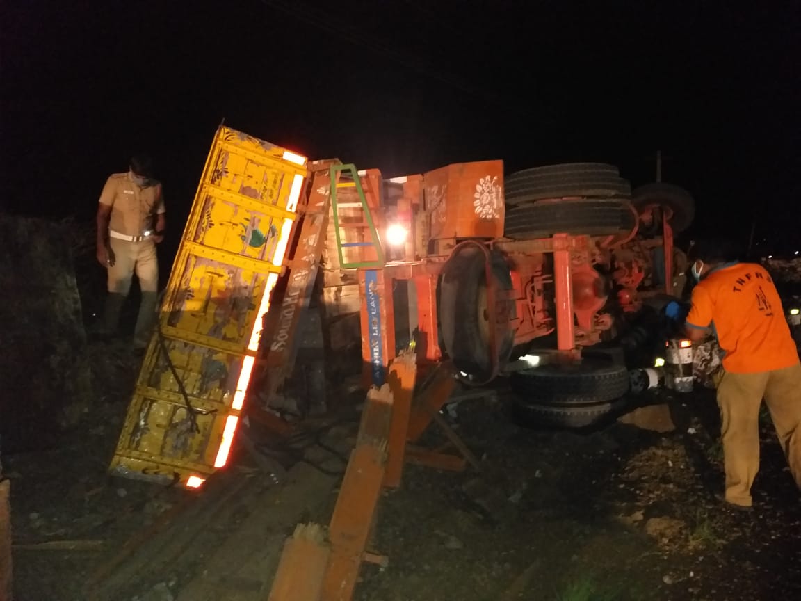 Lorry met accident in Thoppur pass