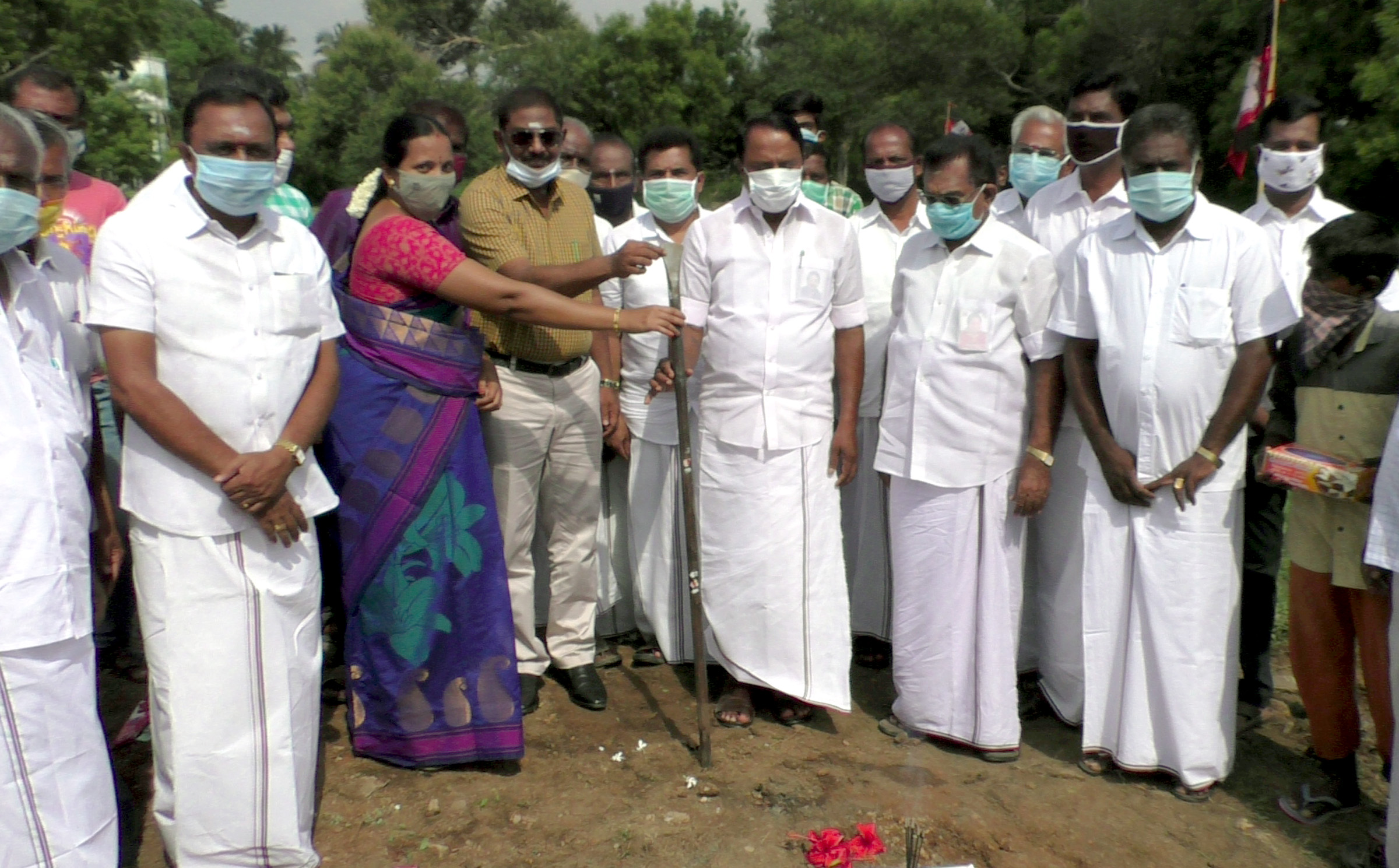 வெள்ளாங்கோயில் ஊராட்சியில் தார்சாலை அமைக்கும் பணி தொடக்கம்