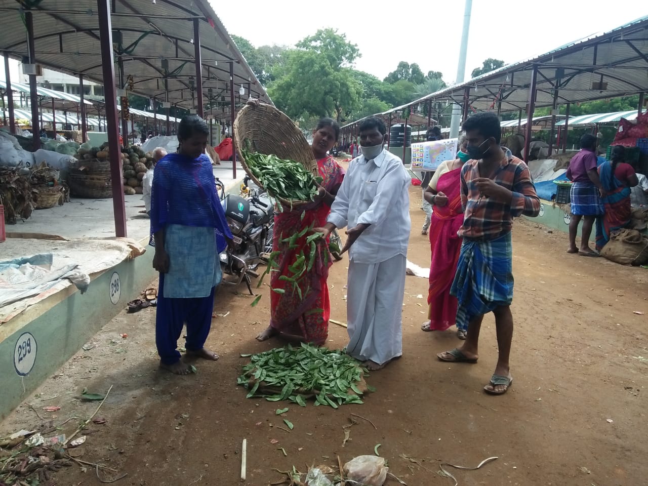 Vegetable vendors arguments with police to allow people in daily market