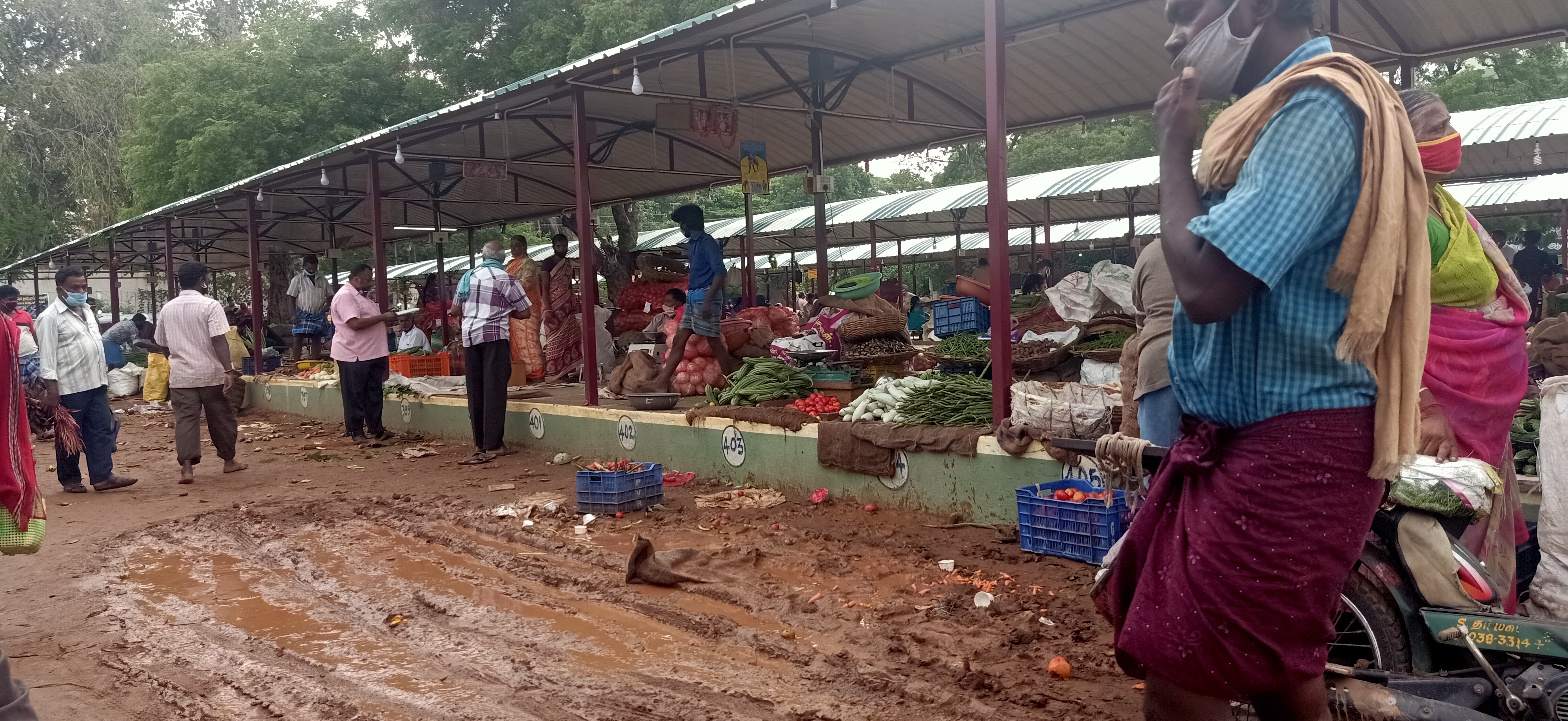 Vegetable vendors arguments with police to allow people in daily market