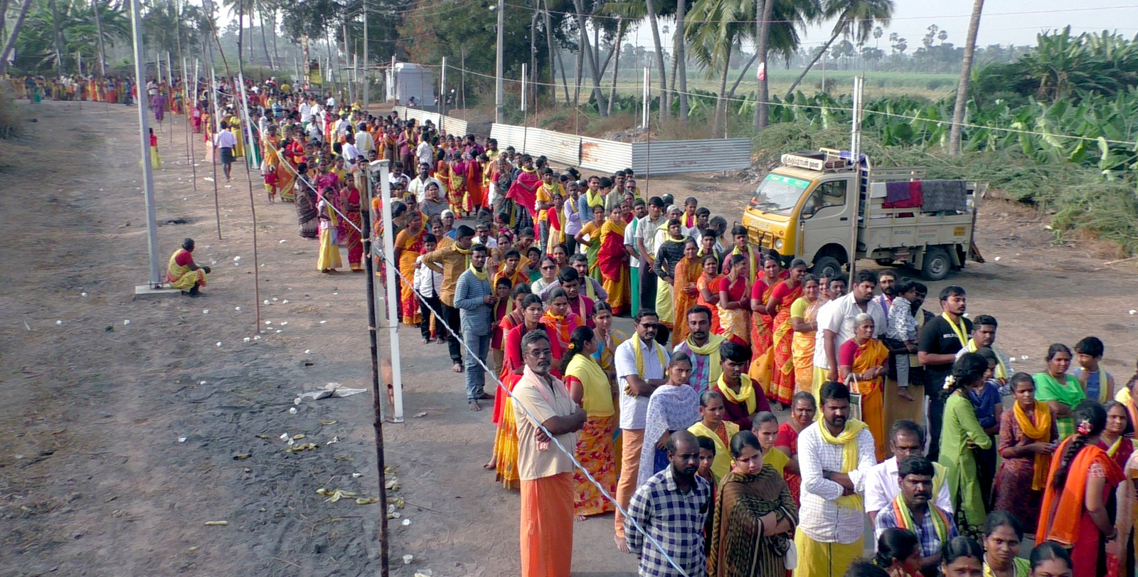 கொண்டத்து காளியம்மன் கோவில் திருவிழாவில் பக்தர்கள்