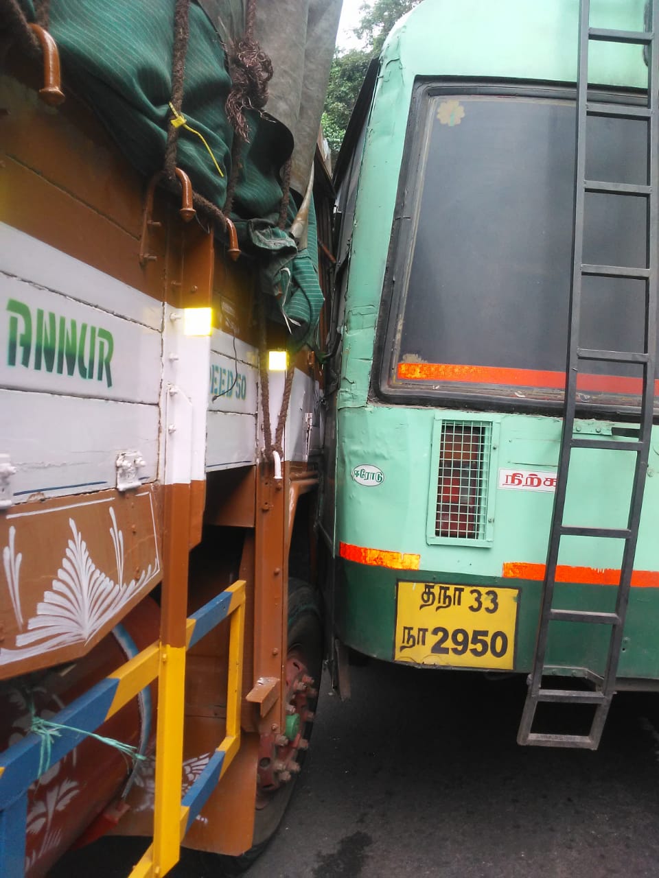 Lorry collide with bus in dhimbam road