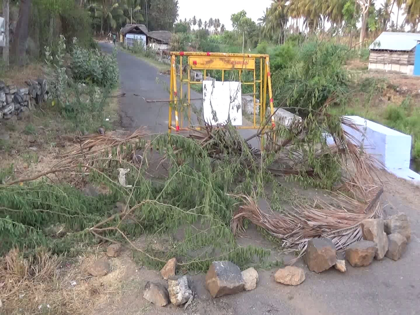 வெளியாட்கள் நுழைவைத் தடுக்க முள்வேலி அமைத்த கிராமம்