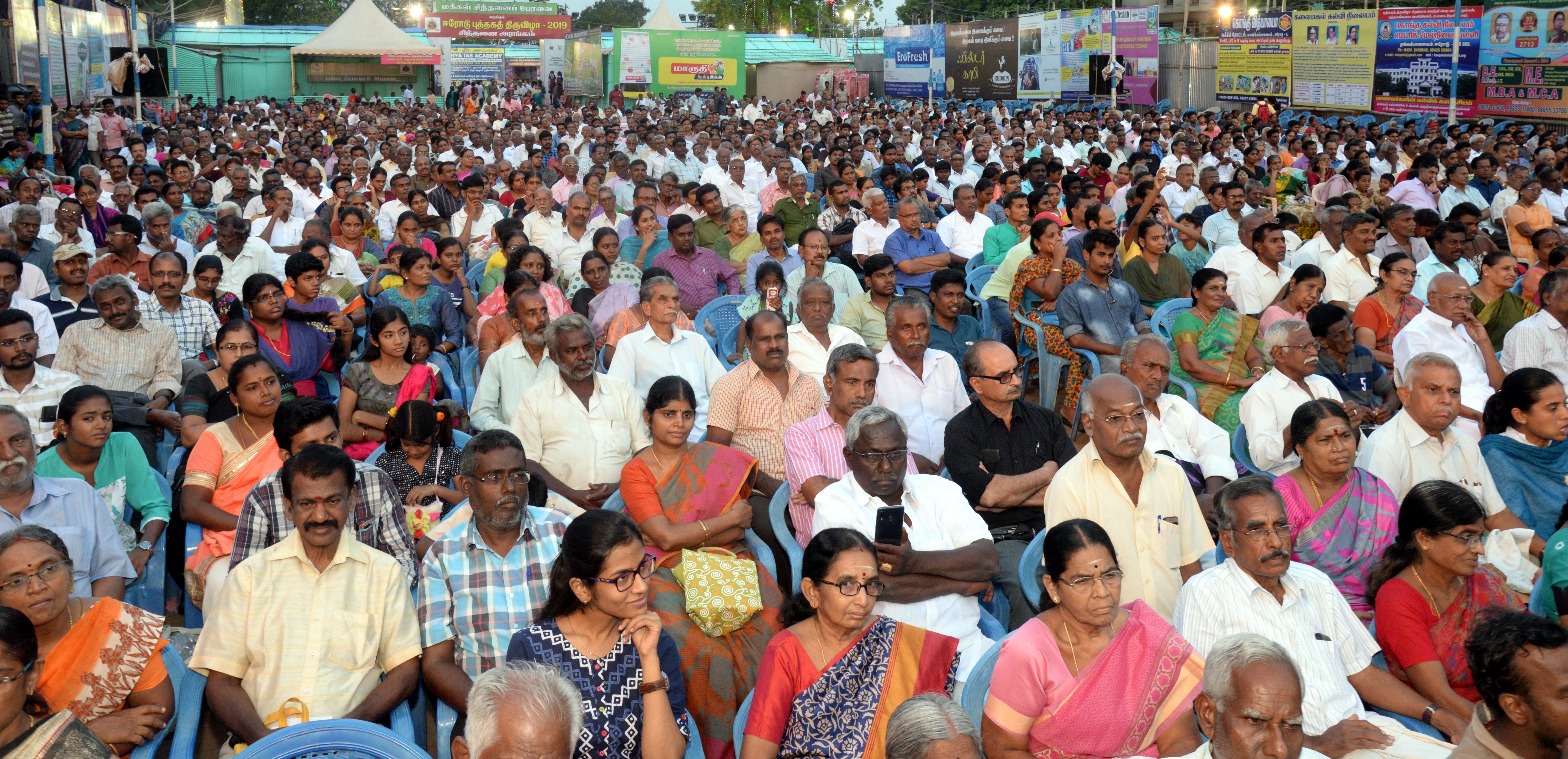 பாரதி நாடகத்தை ஆவலோடு பார்க்கும் மக்கள்