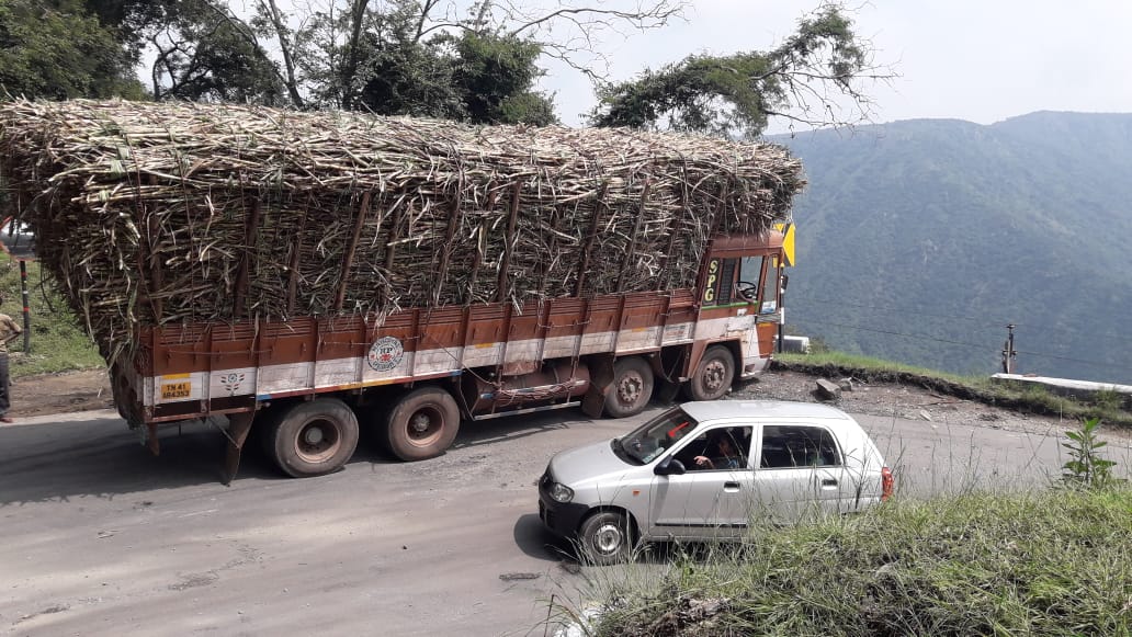 கொண்டை ஊசி வளைவில் சிக்கிய லாரி