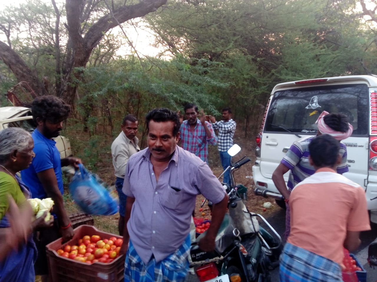 தக்காளி பழங்களை அள்ளும் ஆர்வத்தில் பொதுமக்கள்