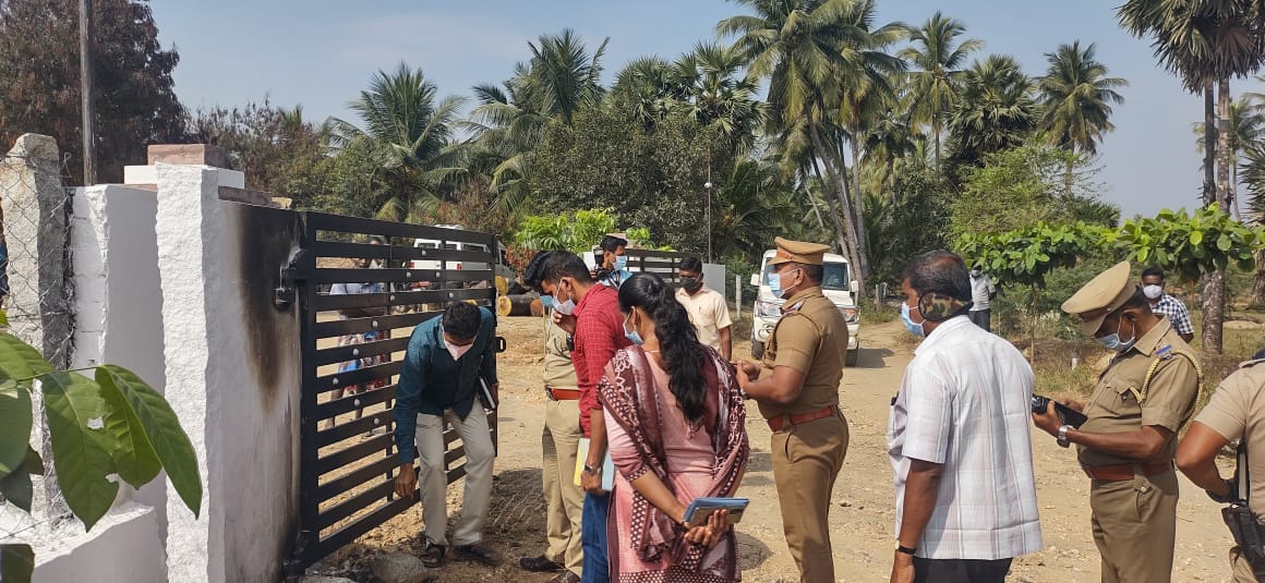 சிவகிரி அருகே அதிமுக முன்னாள் கவுன்சிலர் பண்ணை வீட்டில் மர்ம நபர்கள் பெட்ரோல் குண்டு