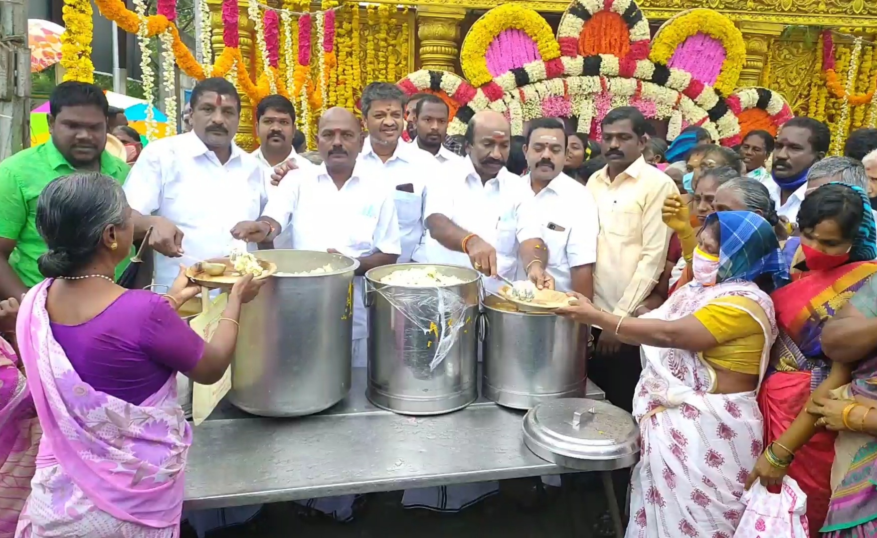 எம்ஜிஆர் பிறந்தநாள் காஞ்சிபுரம் அதிமுக சார்பில் அன்னதானம் வழங்கி கொண்டாட்டம்