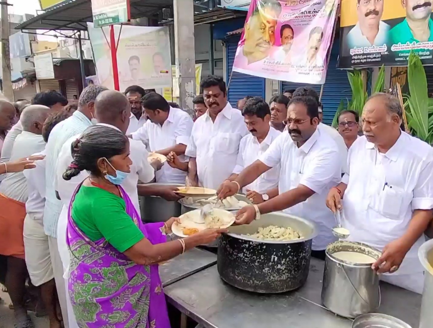 பொதுமக்களுக்கு அன்னதானம்