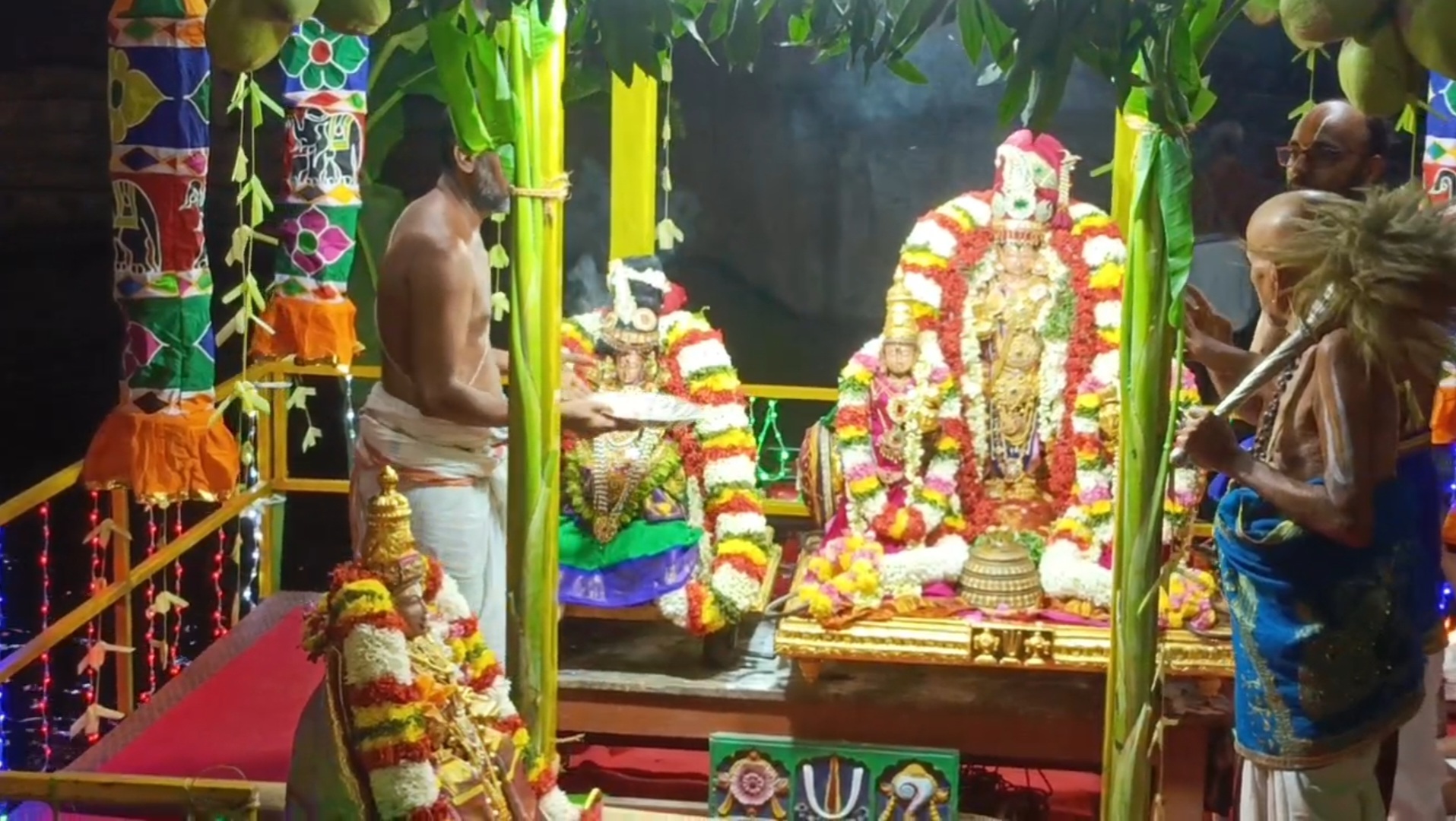 காஞ்சிபுரம் விளக்கொளிப் பெருமாள் கோவில் தெப்பத்திருவிழா