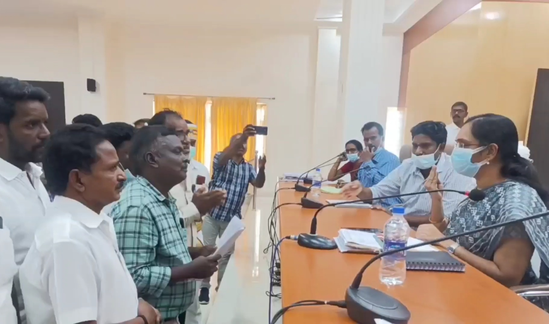 தரிசு நிலங்களில் விமான நிலையம் அமைக்க தமிழக அரசு முன்வர வேண்டும் - ஏகனாபுரம் கிராம மக்கள் மனு