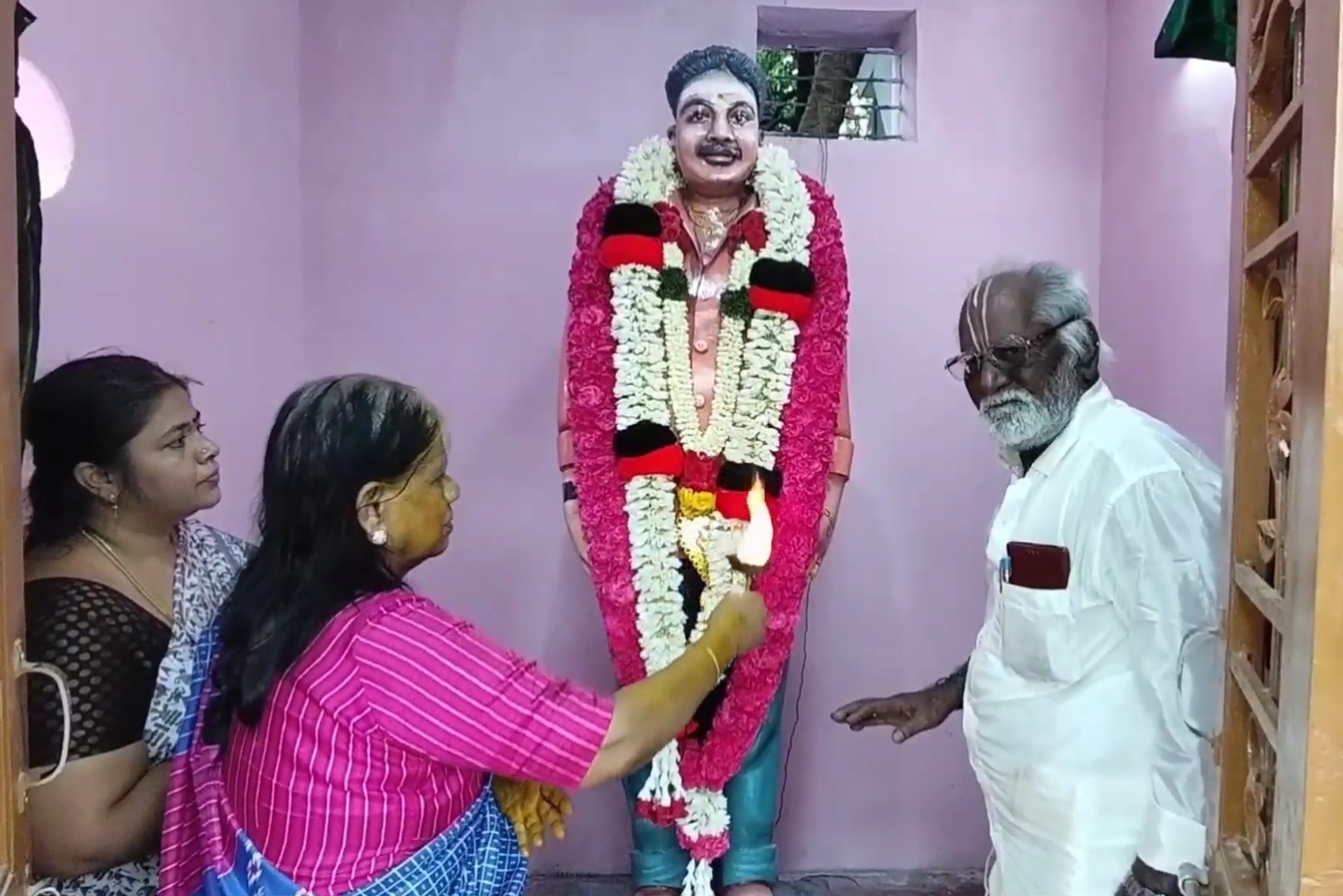 மறைந்த மகனின் நினைவாக வீட்டில் சிலை வைத்து பெற்றோர் வழிபாடு