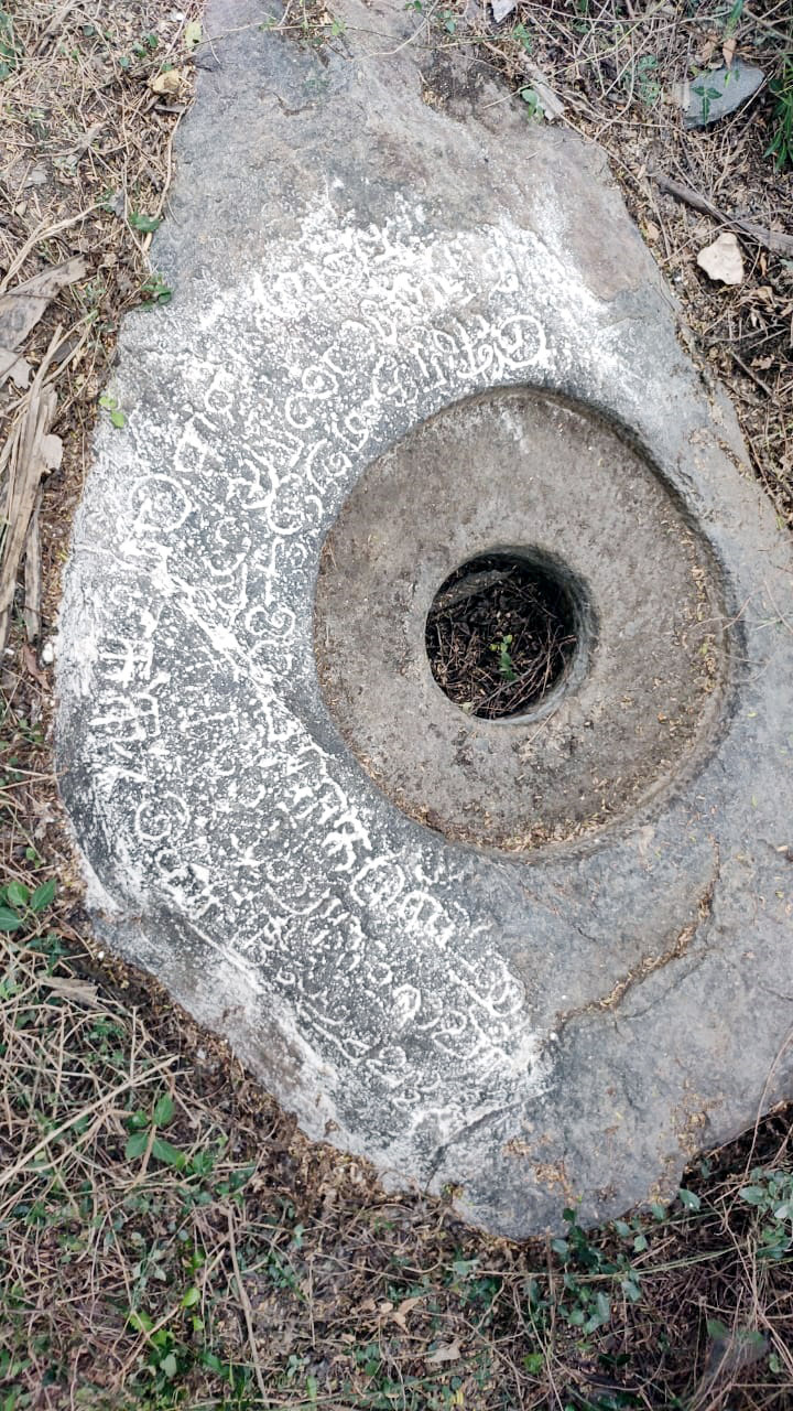 உத்தரமேரூர் அருகே அரியவகை செக்கு கல்வெட்டு கண்டெடுப்பு