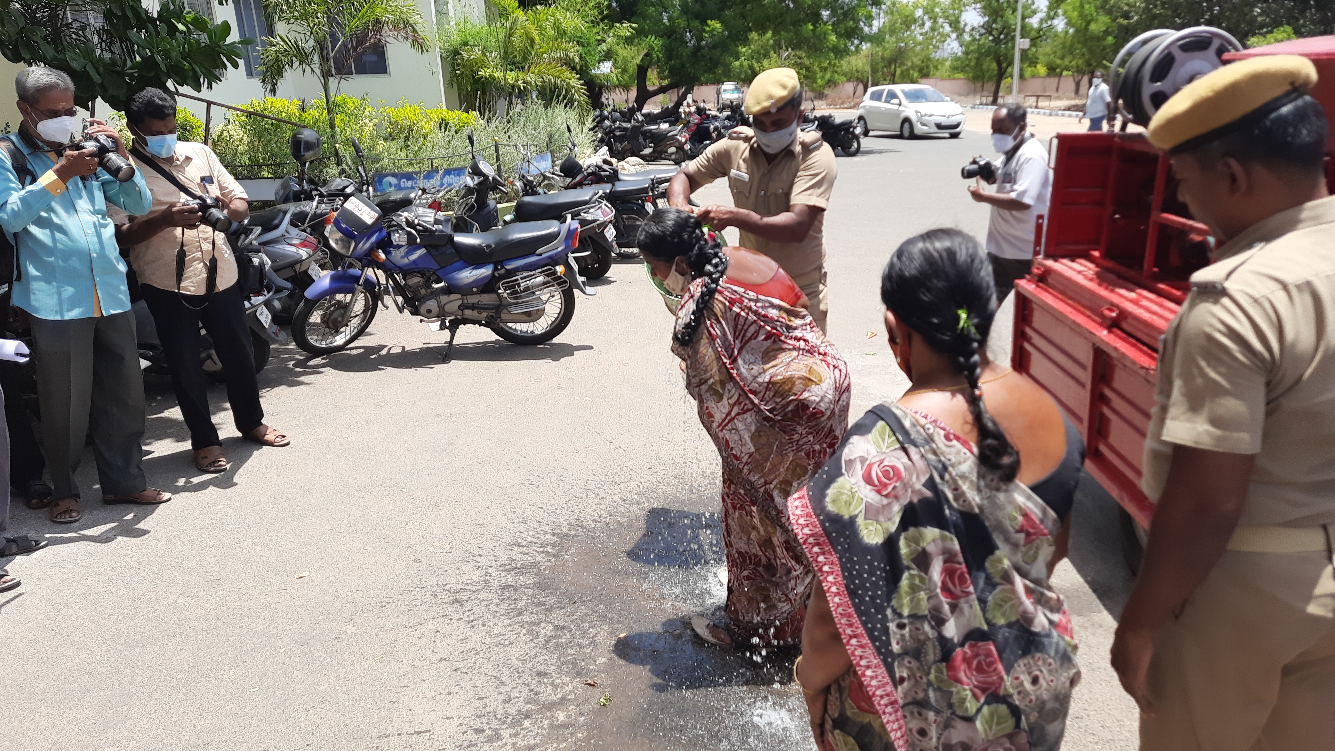 கரூர் செய்திகள்  karur news  Two women have been arrested for attempting suicide by set fire  Two women have been arrested for attempting suicide by set fire in karur  தீக்குளிக்க முயன்ற இருவர் கைது  மாவட்ட ஆட்சியர் அலுவலகம் முன் தீக்குளிக்க முயன்ற இருவர் கைது  கரூர் மாவட்ட ஆட்சியர் அலுவலகம் முன் தீக்குளிக்க முயன்ற இருவர் கைது  முன் தீக்குளிக்க முயற்சி  suicide attempt  தற்கொலை முயற்சி  தற்கொலை  suicide  கரூர் மாவட்ட ஆட்சியர் அலுவலகம்